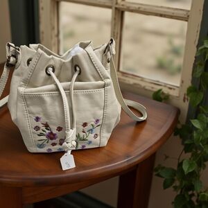 Preloved Bueno Floral Embroidered Cream Bucket Bag